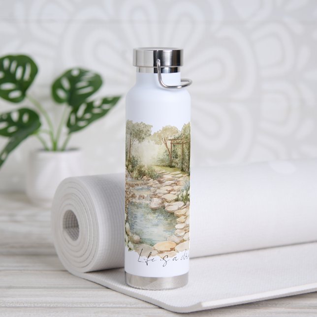 Romantischer Wiesenfels Pfad Trinkflasche (Yoga (gedreht))