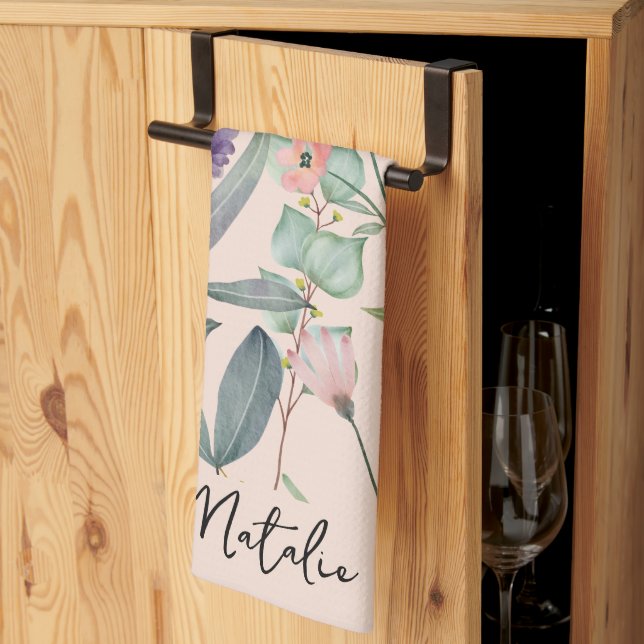 Romantisches Blattaquarell mit Monogramm rosa Geschirrtuch (Drittel gefaltet)