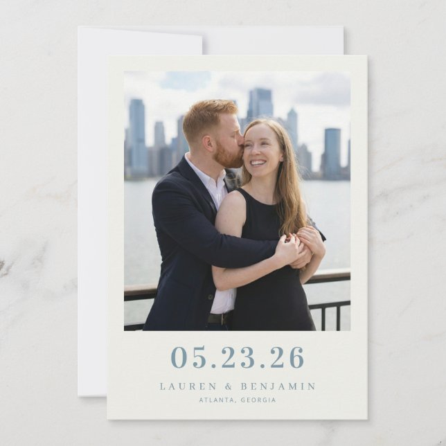 Romantisches blaues Stadtfoto Save The Date (Vorderseite)