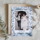 Romantisches Blue Watercolor Botanicals Foto Hochz Dankeskarte<br><div class="desc">Romantische Blue Watercolor Foliage Hochzeit Danke Karte | Vielen Dank an Familie und Freunde,  dass sie an Ihrer Hochzeit mit diesem personalisierbaren Foto teilnehmen. Es zeigt skurrile blaue Aquarellbilder von Blätter und Blume. Diese Aquarellkarte ist perfekt für jedes Hochzeitsthema und jede Jahreszeit. Matching-Elemente sind verfügbar.</div>