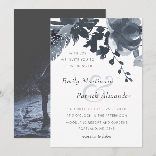 Romantisches Dusty Blue Floral Wedding Foto Einladung (Vorne/Hinten)