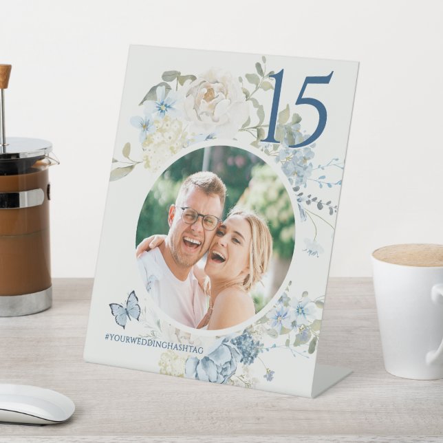 Romantisches Dusty Blue Floral Wedding Foto Sockelschild (In SItu)