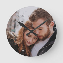 Romantisches Foto im ersten Jahr Runde Wanduhr