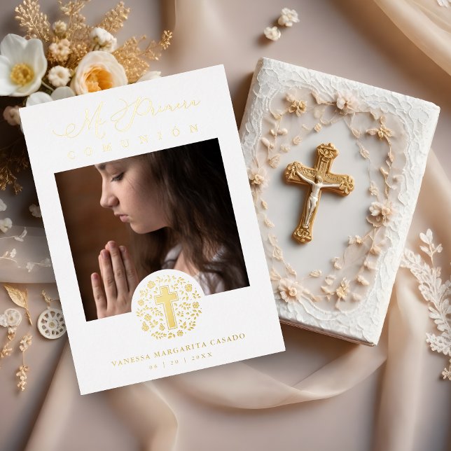 Romantisches Goldenes Blumenkraut Foto Folieneinladung (Romantic Real Golden Floral Wreath Photo Metallic Foil Mi Primera Comunión Spanish Invitation Card.)
