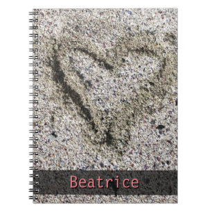 Romantisches Herz im Sand-Foto mit irgendeinem Notizblock