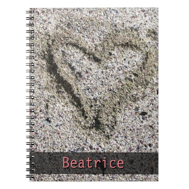 Romantisches Herz im Sand-Foto mit irgendeinem Notizblock (Vorderseite)