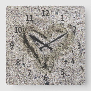 Romantisches Herz im Sand-Foto Quadratische Wanduhr