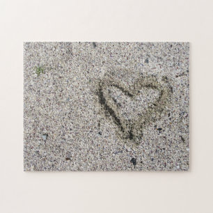 Romantisches Herz in der Sand-Foto-Herausforderung