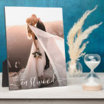 Romantisches Hochzeitsstichtum Foto Keepake Fotoplatte<br><div class="desc">Mit dieser romantischen Sake-Plakette wird Ihr LieblingshochFoto zu einer wunderschönen Erinnerung Ihrer Hochzeit. Moderne und elegante Gestaltung mit sanften Schriftzeichen und neutralen Tönen. Ersetzen Sie dieses Beispiel-Foto durch Ihr Lieblings-Hochzeitsfest-Foto,  und personalisieren Sie Ihr Foto mit Ihrem Namen Monogramm mit Ihrem Nachnamen in einer Schrift und Jahr Ihrer Hochzeit.</div>