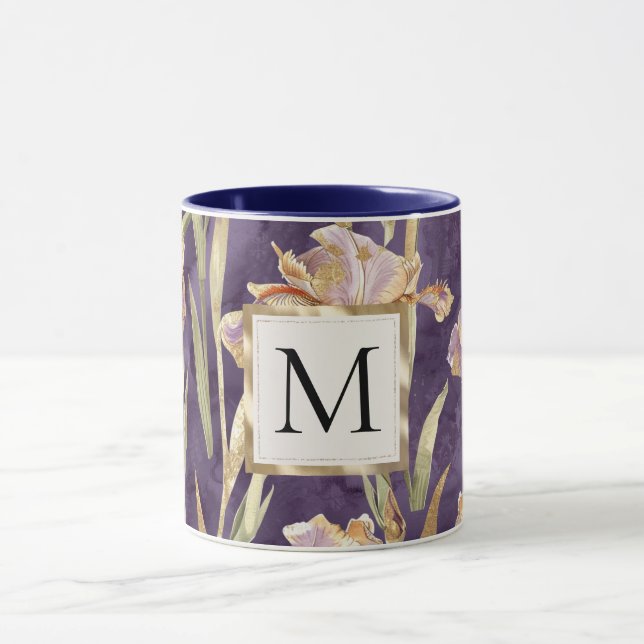 Romantisches lila Iris-Blumen-Gold-Monogramm Tasse (Zentrum)