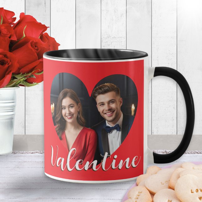 Romantisches modernes Niedliches Valentinherz Kund Tasse (A red mug for Valentine's Day with custom photo in a love-heart shaped 'frame' and your text on back)