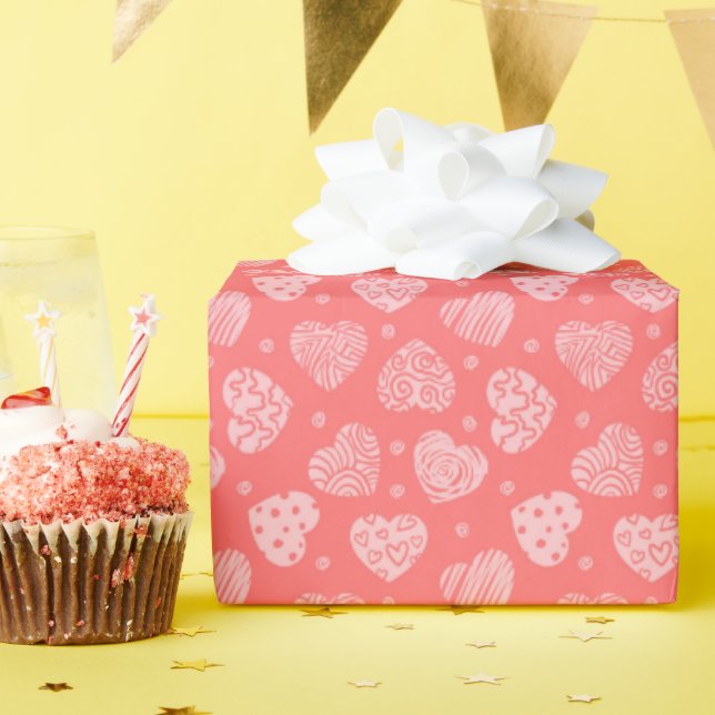 Romantisches Muster von Herz und Rose auf rosa Geschenkpapier (Geburtstagsparty)