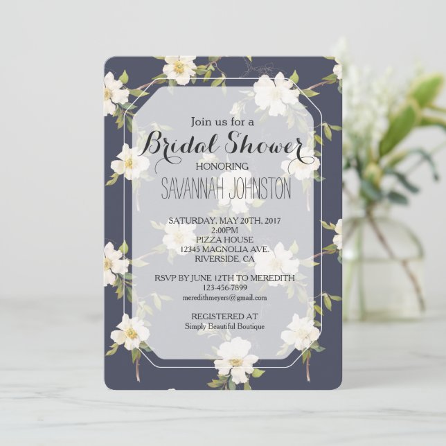 Romantisches Navy Blue Floral Brautparty Einladung (Stehend Vorderseite)