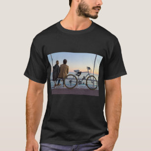 Romantisches Paar am Meer T-Shirt