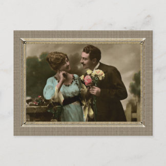 Romantisches Paar, das ihre Blume bringt Postkarte