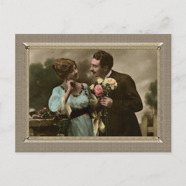 Romantisches Paar, das ihre Blume bringt Postkarte (Vorderseite)