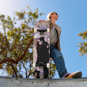 Romantisches Paar in Liebe Küssen im Regen Skateboard