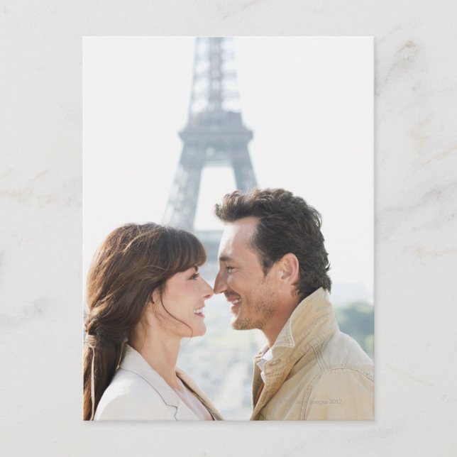 Romantisches Paar mit Eiffelturm im Postkarte (Vorderseite)