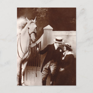 Romantisches Paar mit grauem Pferd Postkarte