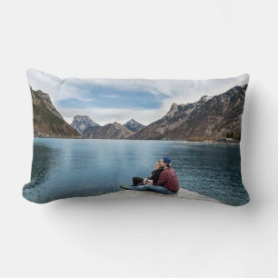 Romantisches Paar Relaxen am Dock See Lendenkissen