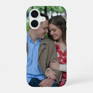 Romantisches Paar sitzt eng beieinander iPhone 16 Hülle