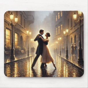 Romantisches Paar tanzt im Regen Mousepad