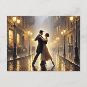 Romantisches Paar tanzt im Regen Postkarte