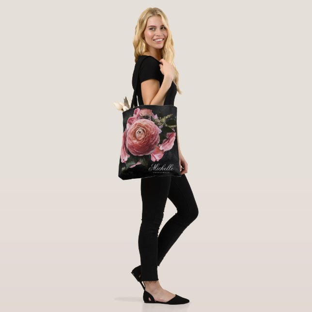 Romantisches rosa Blumenstrauß auf schwarz Tasche (Am Model)