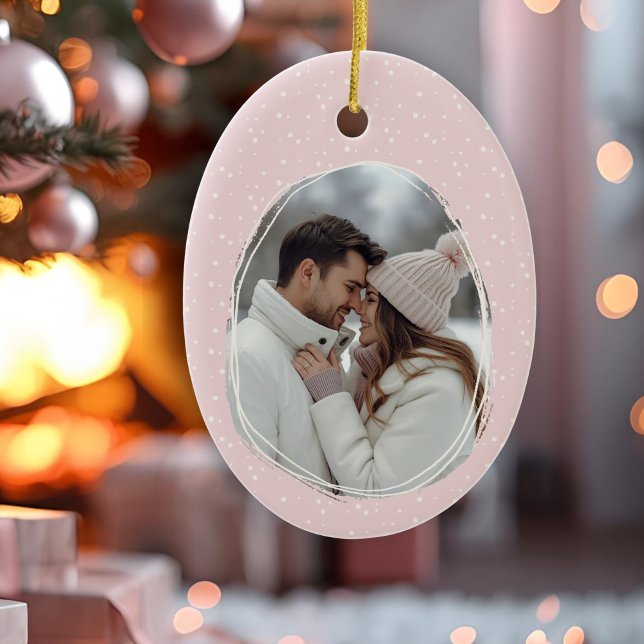 Romantisches rosa Handgezeichnetes rustikales Foto Keramik Ornament (Rustic hand drawn pink snow photo oval ceramic Christmas ornament)