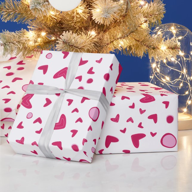 Romantisches Talentinherzen beim Greifen Geschenkpapier (Feiertage)