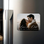 Romantisches Weißkalligraphie-Foto Save the Date Magnet<br><div class="desc">Erzählen Sie Ihre Hochzeit auf einzigartige Weise mit unseren Romantik White Calligraphy Save the Date Foto Magneten. Der Datums-Magnet zeigt Ihr Lieblings-Verlobung-Foto mit "Save the Date" in einem weißen,  modernen Kalligraphie-Script-Schriftart-Overlay an. Personalisieren Sie die eleganten speichern Sie die Dattelmagnete durch Hinzufügen Ihrer Namen,  Hochzeitstag und Stadt/Staat Ihres Hochzeitszentrums.</div>