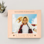 Romantisches Zwei-Herz-Foto Geätzte Rahmen<br><div class="desc">Romantische zwei Herzen neu verheiratete Hochzeitsslaserlasche aus Holz Rahmen. Die Namen von Braut und Bräutigam oben auf dem Rahmen. Fünf Jahre tief und ewig, um unten mit zwei Herzen auf beiden Seiten zu gehen. Perfekt für ein 5. Hochzeitstag Geschenk, nach Tradition Holz symbolisiert die Tiefe und Kraft, die nach 5...</div>