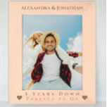 Romantisches Zwei-Herz-Foto Geätzte Rahmen<br><div class="desc">Romantische zwei Herzen neu verheiratete Hochzeitlaserlaserpaare haben Holzrahmen geätzt. Braut- und Gräuelnamen oben am Rahmen mit einem Herz in jeder oberen Ecke. Fünf Jahre nach unten und für immer, um unten zu gehen. Perfekt für Neuvermählte 1. Weihnachten oder für ein 5. Hochzeitstag Geschenk, nach Tradition Holz symbolisiert die Tiefe und...</div>