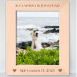 Romantisches Zwei-Herz-Foto Geätzte Rahmen<br><div class="desc">Romantische zwei Herzen neu verheiratete Hochzeitlaserlaserpaare haben Holzrahmen geätzt. Braut- und Gräuelnamen oben am Rahmen mit dem Hochzeitstag am unteren Ende mit zwei Herzen an jeder unteren Ecke. Perfekt für Neuvermählte 1. Weihnachten oder für ein 5. Hochzeitstag Geschenk, nach Tradition Holz symbolisiert die Tiefe und Kraft, die nach 5 Jahren...</div>