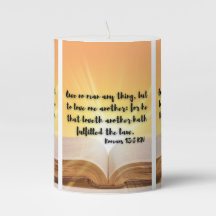 Römer 13:8 KJV Bible Verse Pic Pillar Candle
