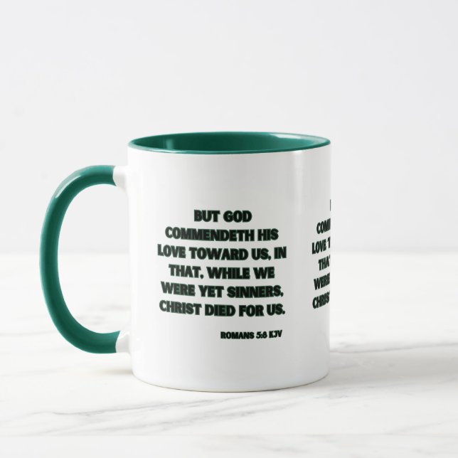 Römer 5:8 KJV Bibelschrift Zwei-Tone-Schrift Tasse (Links)