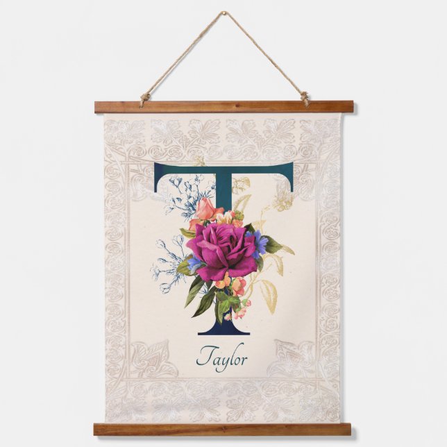 Römischer Blumenmonogramm-Brief T Wandteppich Mit Holzrahmen (Vorderseite)
