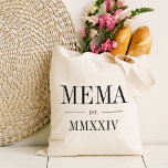 Römisches Jahr der Mema Tragetasche<br><div class="desc">Diese minimalistische Totentasche,  die eine schicke Oma feiert,  zeichnet sich durch eine minimalistische Tasche aus,  die "Mema" oder Ihre Wahl von Oma-Spitznamen in schwarzen Serifenschrift auszeichnet. Mit dem Jahr,  in dem sie zu einer Großmutter wurde,  in eleganten römischen Ziffern für eine schicke Touch.</div>