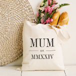 römisches Jahr Tragetasche<br><div class="desc">Diese minimalistische Tasche,  die eine schicke Mumie feiern soll,  ist mit "Mama" oder der Wahl des Spitznamen in schwarzen Serifenbuchstaben eine moderne Tasche. Mit dem Jahr,  in dem sie zu einer Mutter wurde,  in eleganten römischen Ziffern für eine schicke Touch.</div>