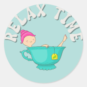 Rond détendez-vous fille avec thé Classic Round Sticker