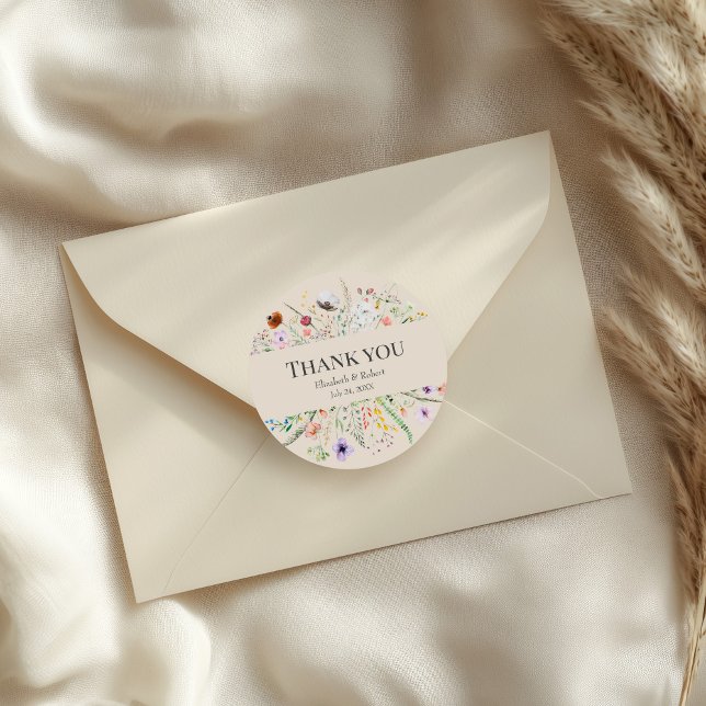 Rond Sticker de Merci de Mariage de pré-Fleur sauvage d (Taupe Wildflower Meadow Wedding Thank You Sticker on an elegant wedding envelope)