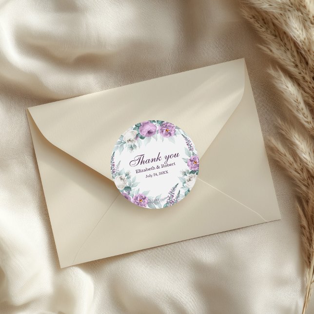 Rond Sticker en Merci Mariage blanc et violet (White and Purple Flower Wedding Thank You Sticker on a wedding envelope.)