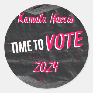 Rond Sticker Kamala Harris. Foncé avec police rose.