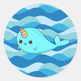 Rond Sticker Kawaii Narwhal sur Blue Waves