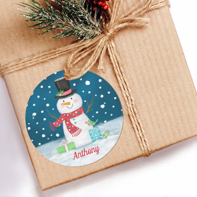 Rond Sticker personnalisé de Noël Snowman (A cute Christmas snowman sticker for your holiday gift packages. Personalize it with a name.)