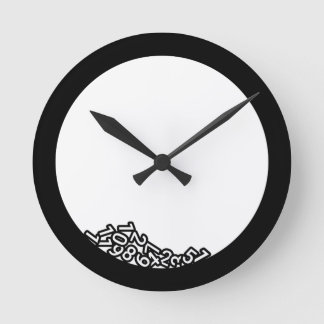 Ronde Horloge brisée avec des numéros tombés