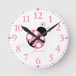 Ronde Horloge de la coccinelle rose pâle personnalisée