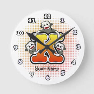 Ronde Horloge singe en chaussette monogrammée K