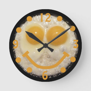 Ronde Horloge visage heureux d'œufs frits