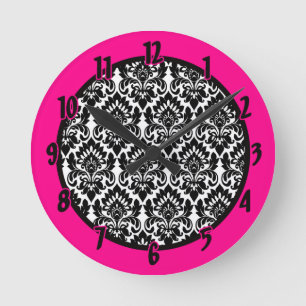 Ronde Nom personnalisé Horloge noire "Hot rose" Damask